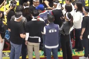直红！山东泰山教练组成员场边与边裁发生冲突，吃到红牌！